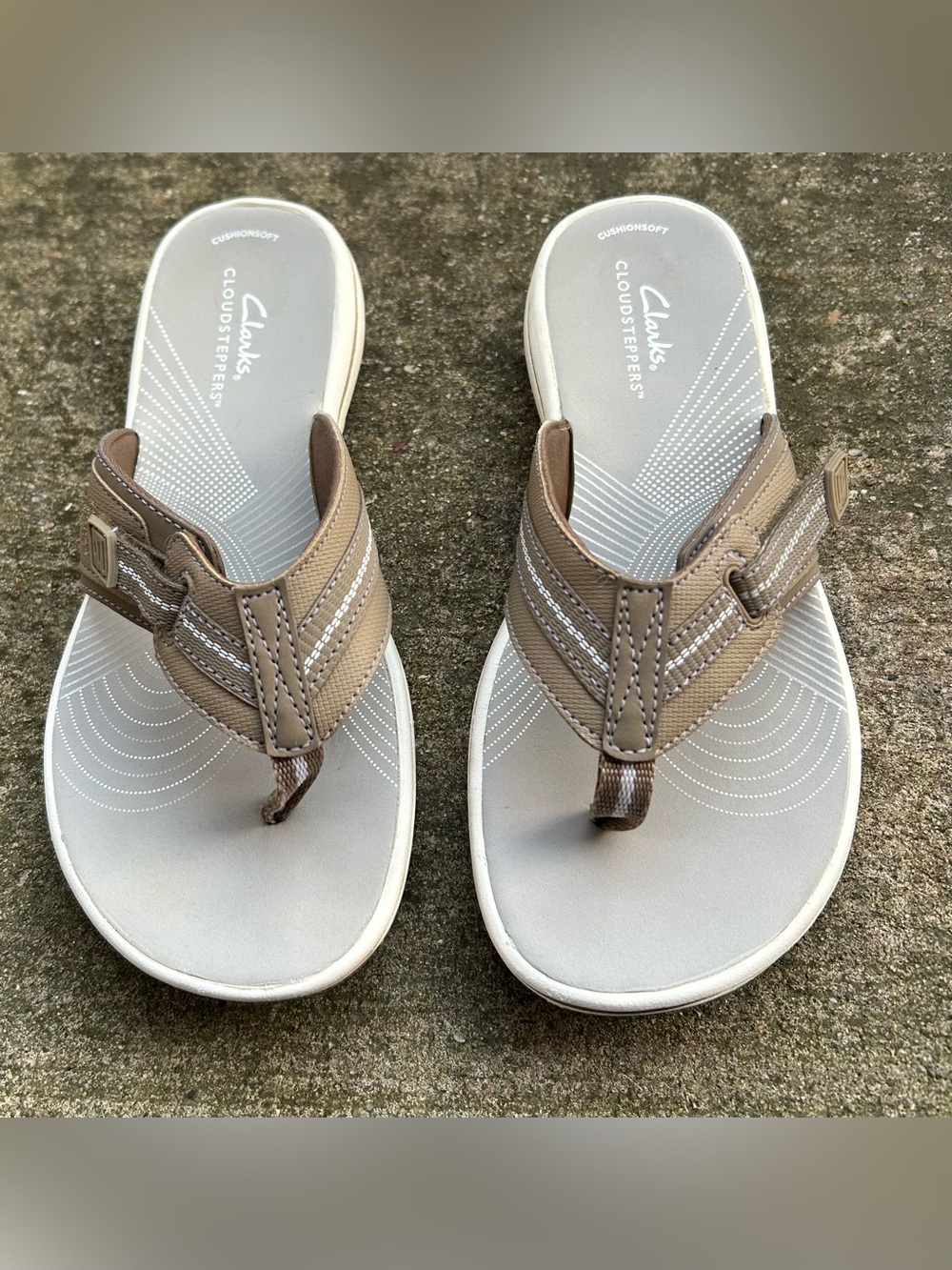 Clarks Cloudsteppers Gray and Tan Thong Sandals - Picture 2 of 5